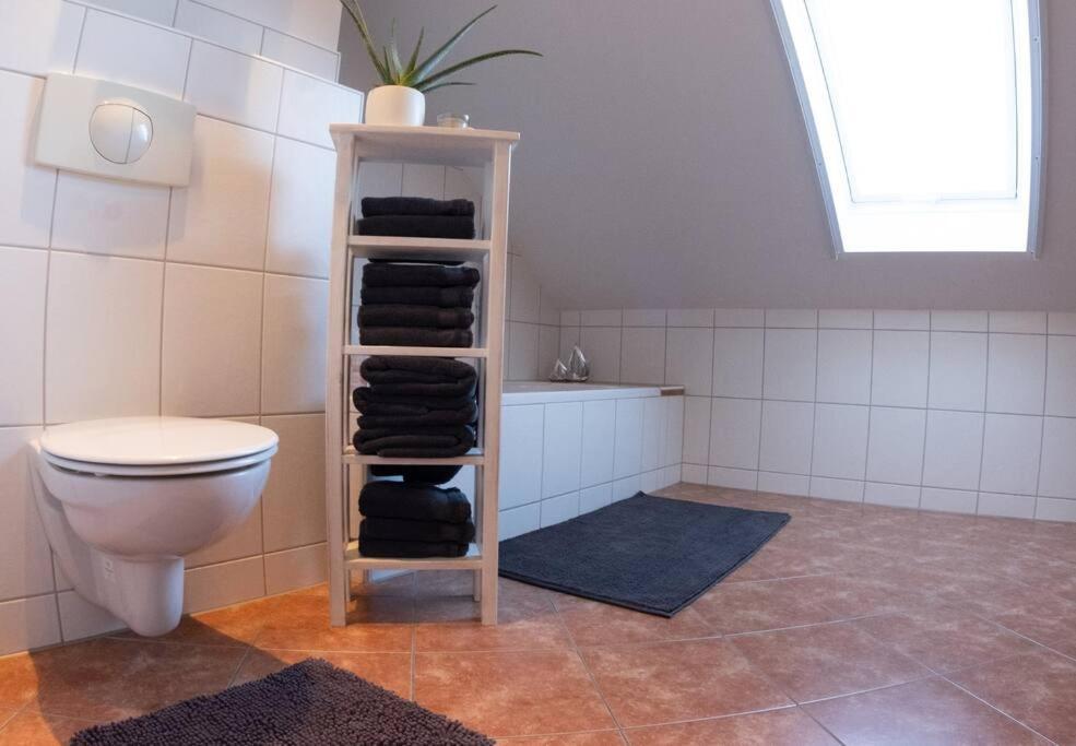 נוינבורג וורם ואלד Moderne, Gemuetliche Dg-Wohnung In Ruhiger Lage מראה חיצוני תמונה