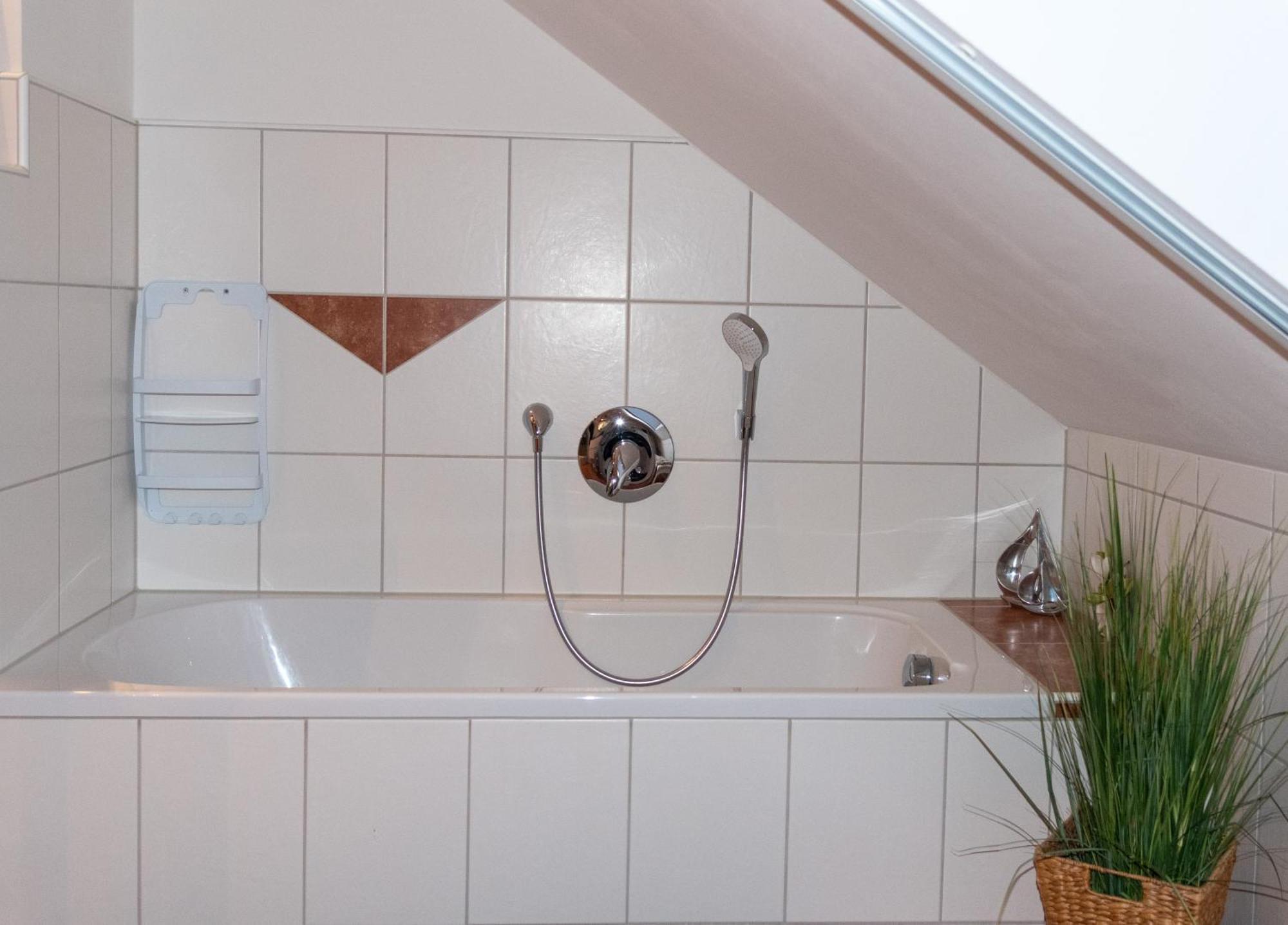 נוינבורג וורם ואלד Moderne, Gemuetliche Dg-Wohnung In Ruhiger Lage מראה חיצוני תמונה