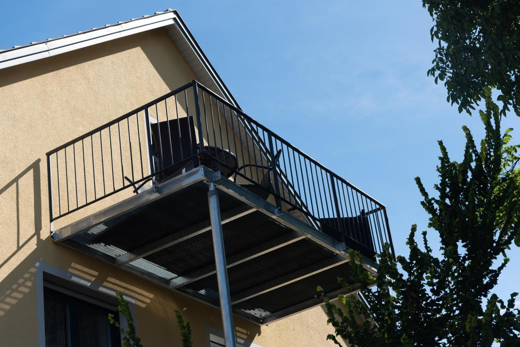 נוינבורג וורם ואלד Moderne, Gemuetliche Dg-Wohnung In Ruhiger Lage מראה חיצוני תמונה